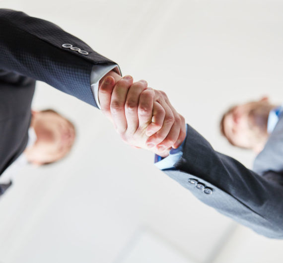 Geschäftsleute machen Business Handschlag Zwei erfolgreiche Geschäftsleute machen einen Business Handschlag